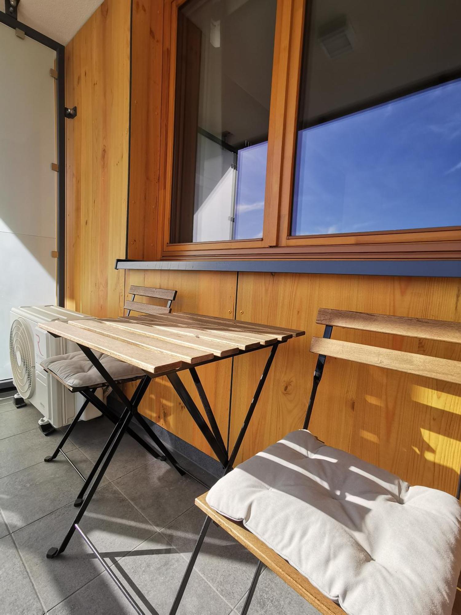 Wola Blue Modern *